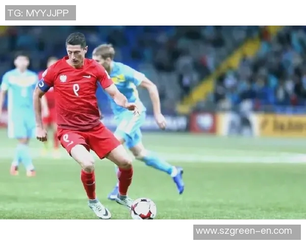 强壮足球明星逆袭之路展现力量速度与团队精神魅力